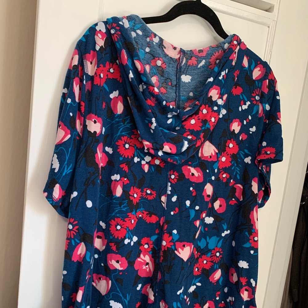 Lane Bryant short-sleeved pullover hoodie with kangaroo pocket.